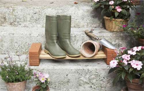 What Are The Best Footwear For Gardening?