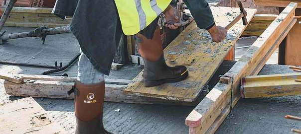 wear steel toe boots at work